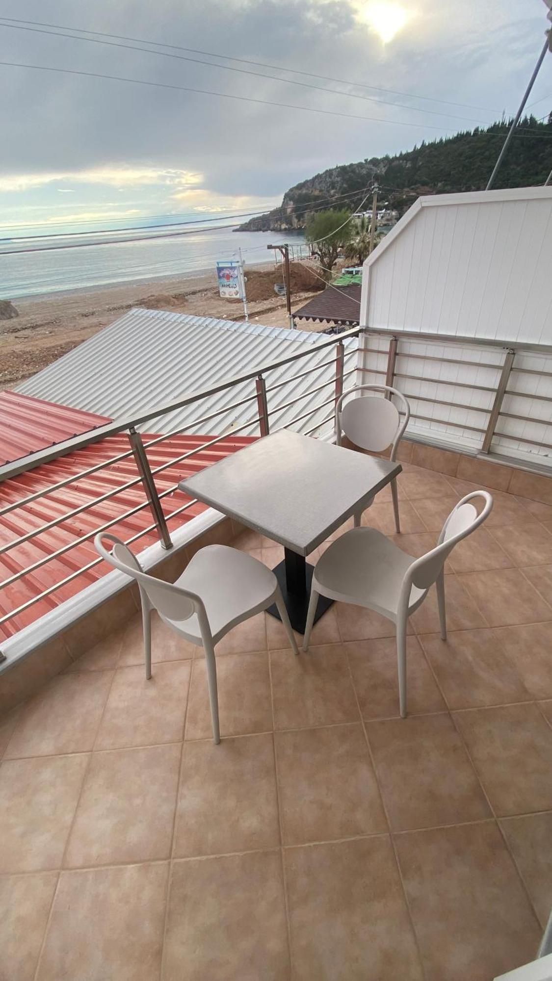 Vangjelis Hotel Himare Luaran gambar